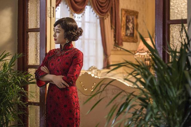 《鬓边》马苏沦落到打酱油,39岁不再装嫩,穿旗袍美得明艳又大气