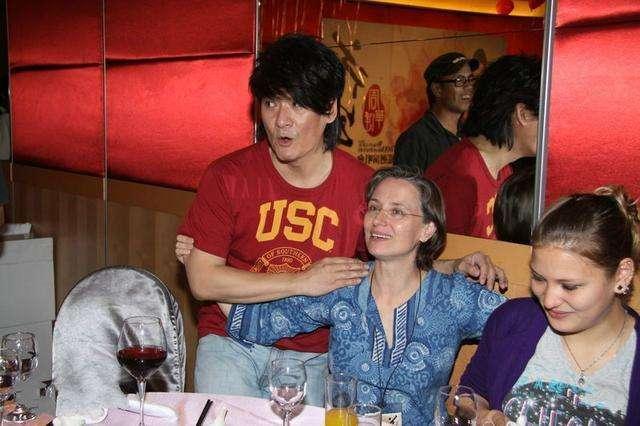 周华健晒全家照儿子女儿颜值高妻子迅速衰老满头白发像他妈妈