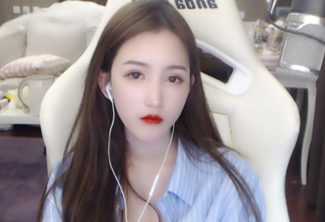 斗鱼绝地求生女主播直播出事故,摄像头被打翻