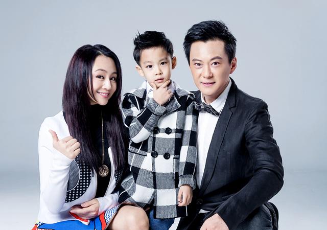 曹颖一家三口出镜,9岁儿子高颜值吸睛,衬衫配马甲镜头感十足