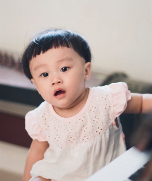 3岁萌娃剪锅盖头弹钢琴,网友:真想生个这么可爱的小萌娃!