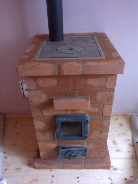 老爸盯上一堆红砖块,抹点黄土砌个炉子,跟国外壁炉没啥区别