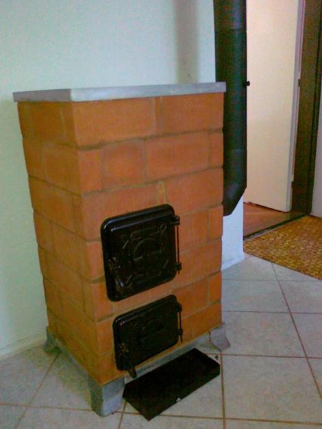 老爸盯上一堆红砖块,抹点黄土砌个炉子,跟国外壁炉没啥区别