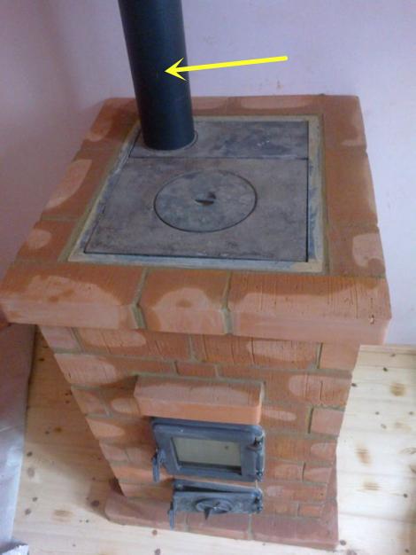 老爸盯上一堆红砖块,抹点黄土砌个炉子,跟国外壁炉没啥区别