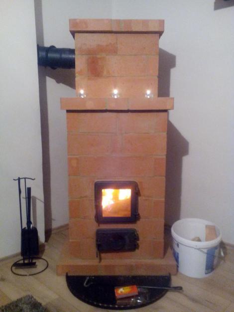 老爸盯上一堆红砖块,抹点黄土砌个炉子,跟国外壁炉没啥区别