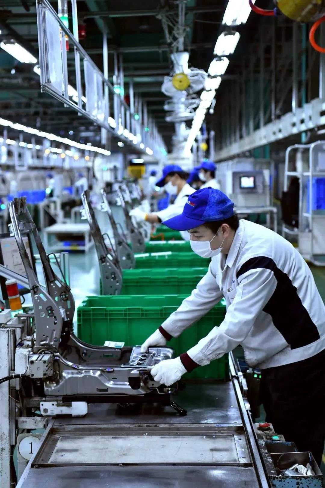 进车间须再测额温.▲车间开会.▲中午用餐.