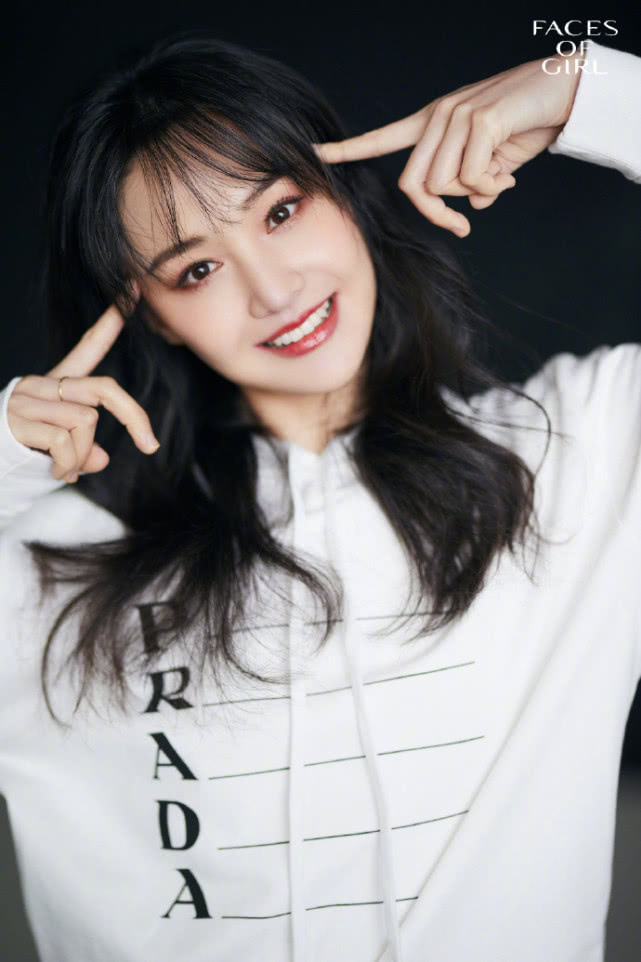 郑爽打扮清新甜美满脸胶原蛋白显少女纤细大长腿抢镜