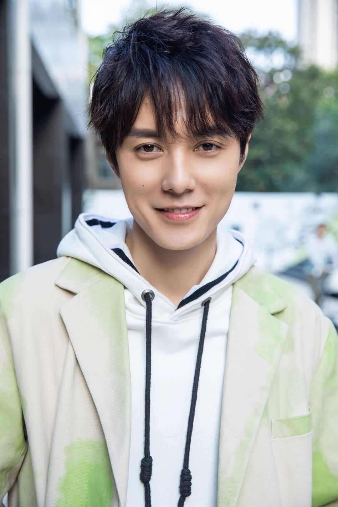 该女生更是直接贴出张超出轨的3位女星的名字,分别是金晨,邓郁立和