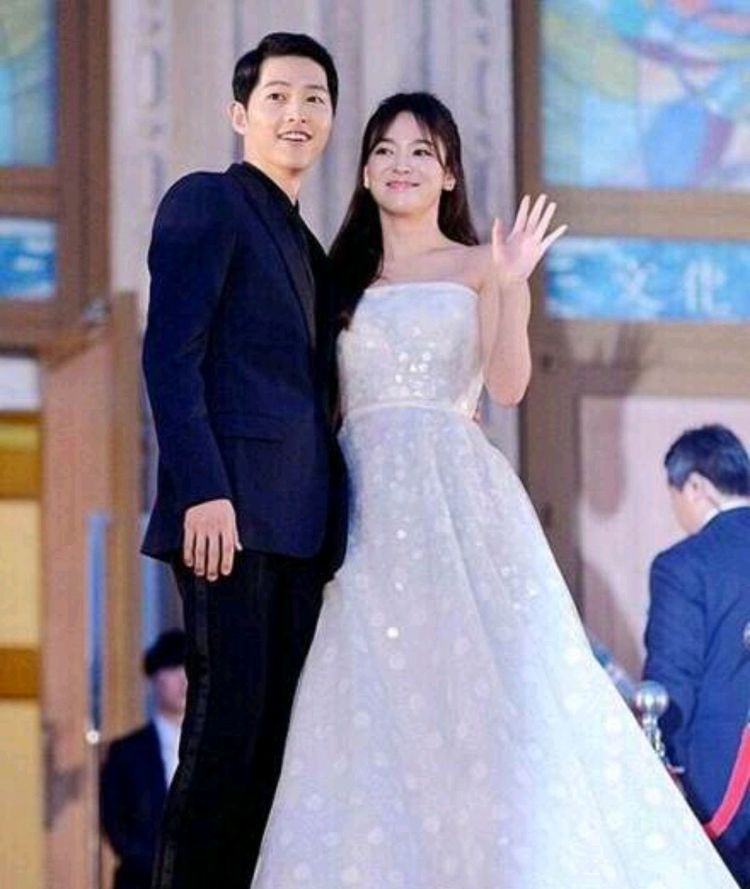 宋仲基拆婚房,宋慧乔兜售爱巢,后续来了双方经济公司做出回应