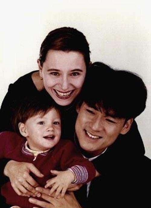 周华健晒全家照,儿子女儿颜值高