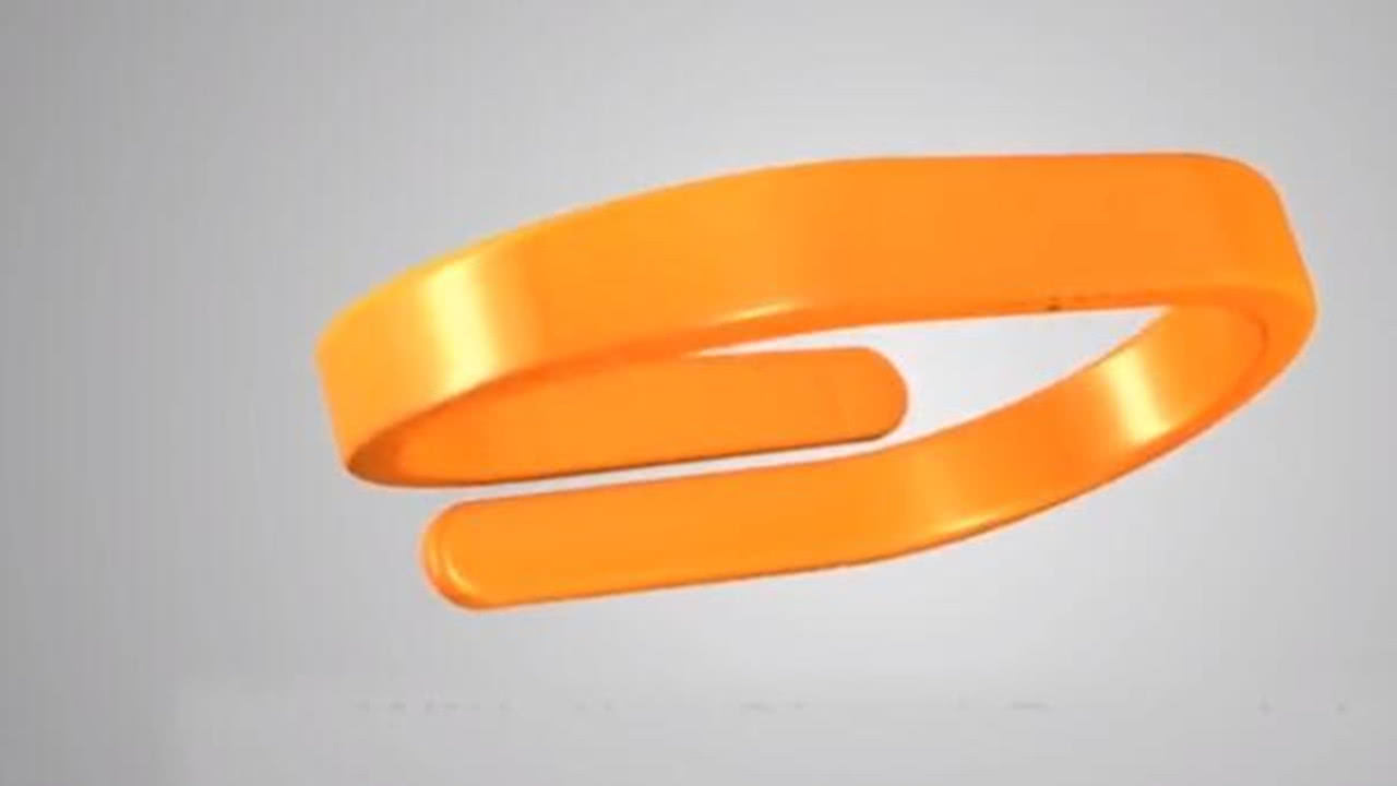 智能手环叫做cicret bracelet,其中内置了超微型投影仪以及多达八个的