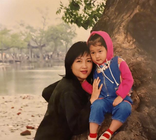 关晓彤妈妈怀孕近照曝光,看到妈妈颜值后,网友:不做演员可惜了