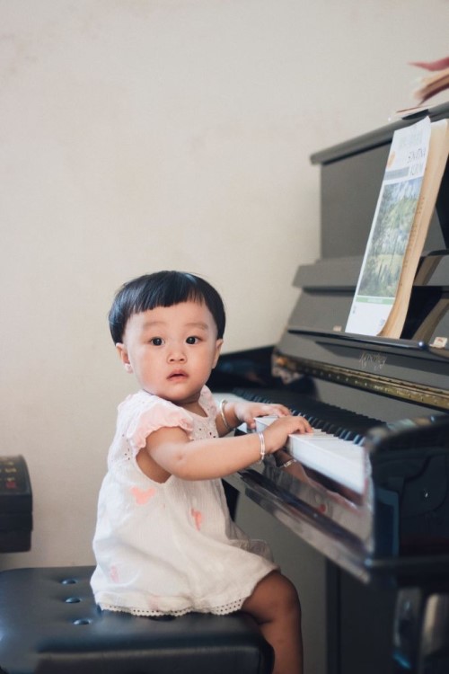 3岁萌娃剪锅盖头弹钢琴,网友:真想生个这么可爱的小萌娃!