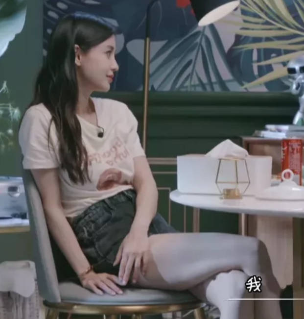 baby霸气跷二郎腿,却忘了还穿着"3cm短裤",腿长逆天