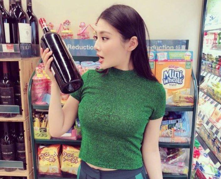 徐冬冬坐在桌子上拍照,手握香蕉对着镜头卖萌,少女感爆棚