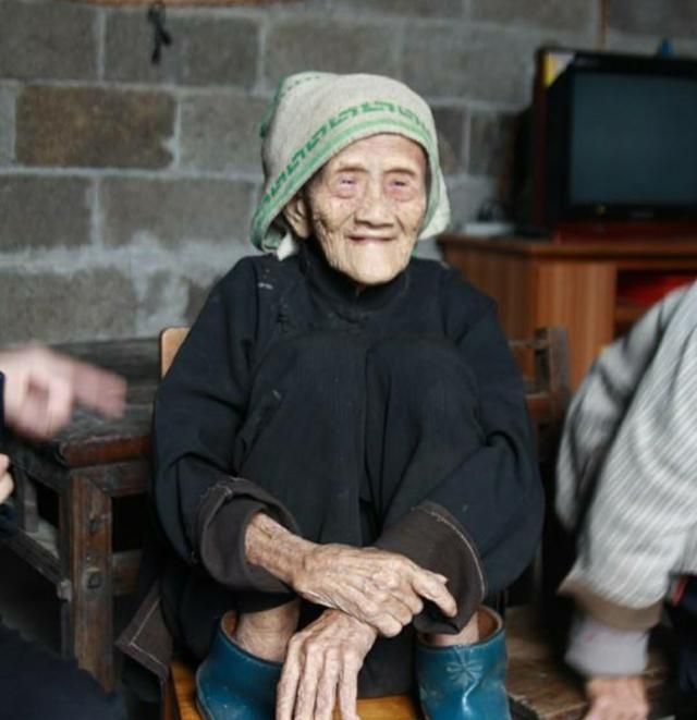 大山里的长寿之星,125岁高龄走山路,砍竹子丝毫不亚于年轻人