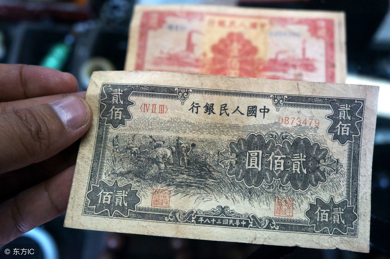 一农民花十年时间收集8张罕见币,藏家出价18万,真是开眼了!