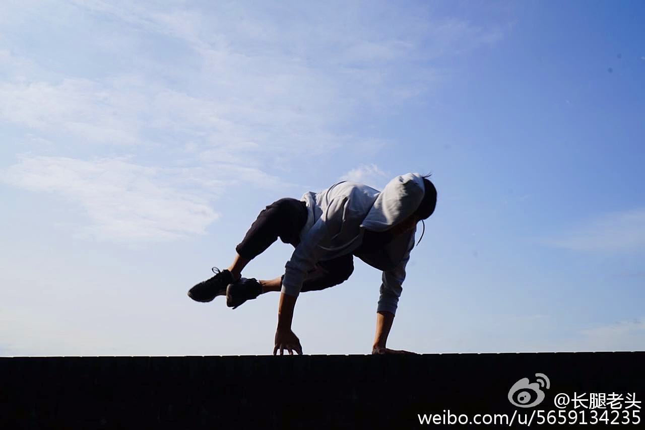 怎么宋威龙这么受欢迎?因为他清新帅气,穿背心站海边的他好阳光