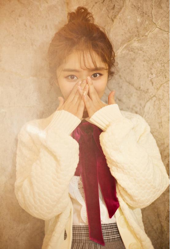 谭松韵看着真年轻,穿"学生装"一点不显老,又嫩又可爱