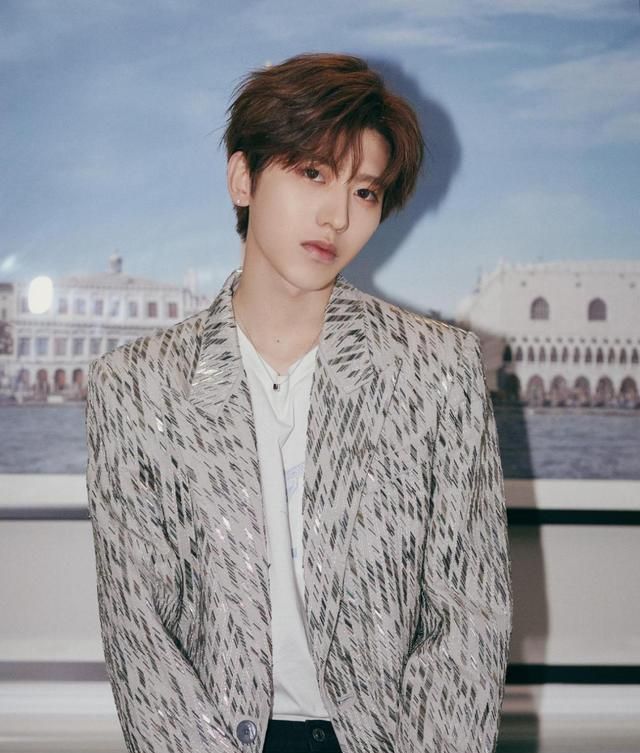 这次学乖了?蔡徐坤机场耐心引导粉丝不聚集,网友:真暖心!