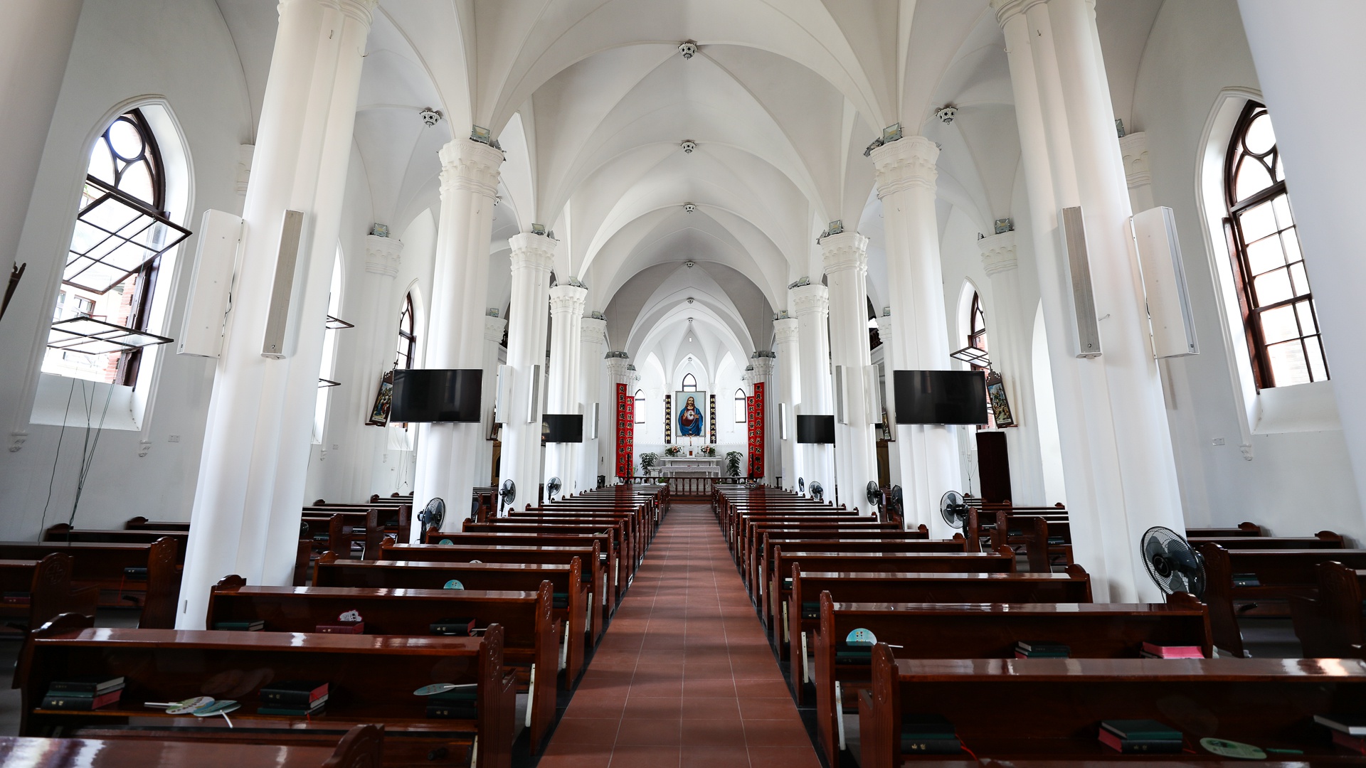 宁波市老外滩的百年教堂毁于一场大火仅存钟楼后复建如初