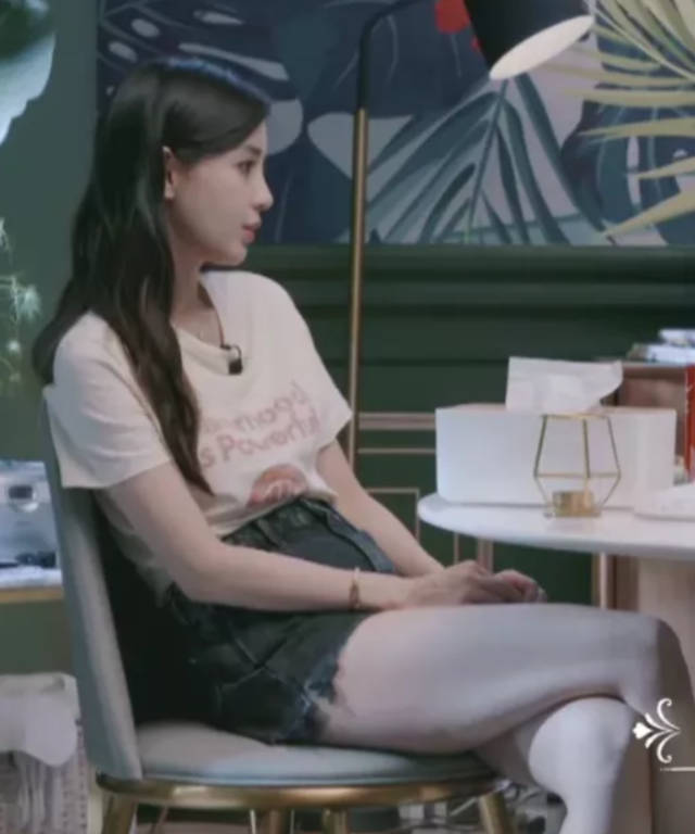 baby霸气跷二郎腿,却忘了还穿着"3cm短裤",腿长逆天