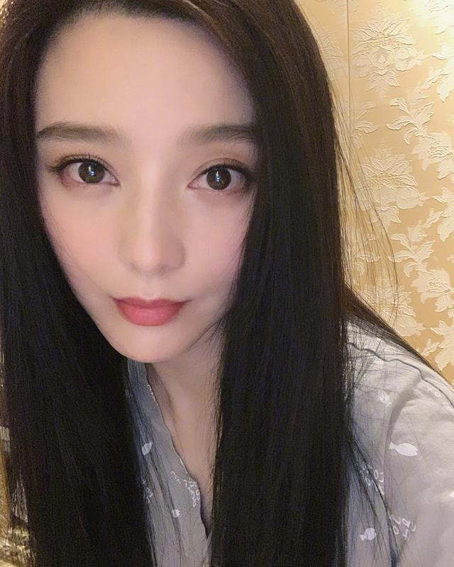 范冰冰晒仰角自拍照,下巴尖细瘦身明显,自曝上班比自拍容易