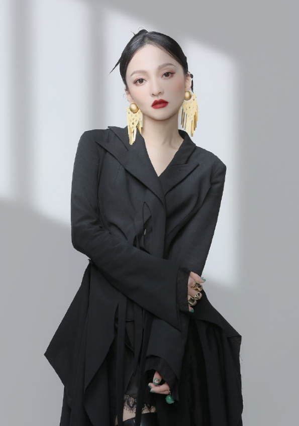 张韶涵暗黑系打扮太帅了!夸张耳饰超抢镜,个子虽小身材很匀称
