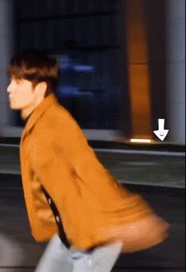 王一博拍完戏cue镜头想展示男友力!做单手俯卧撑偷偷换气好可爱