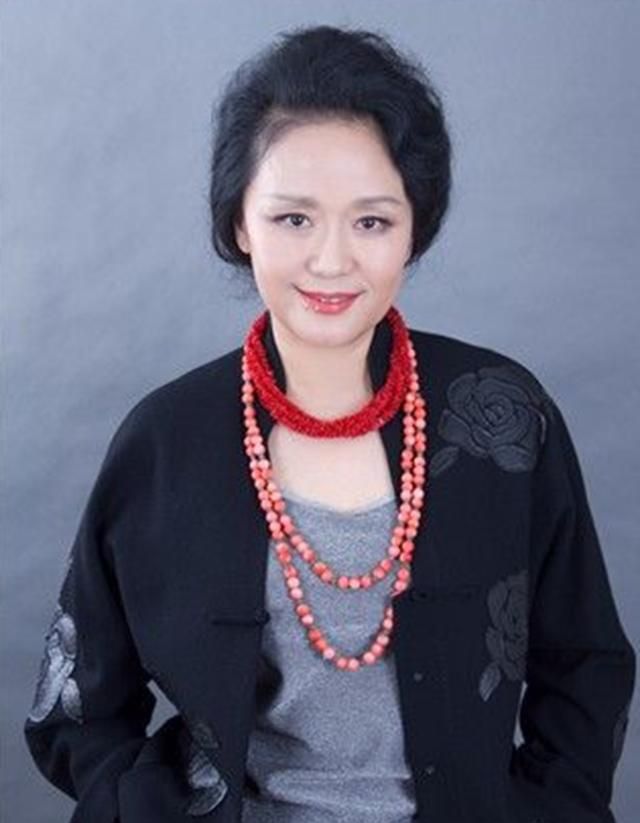 她是"妈妈专业户",四岁就成了孤儿身世坎坷,如今66岁仍单身
