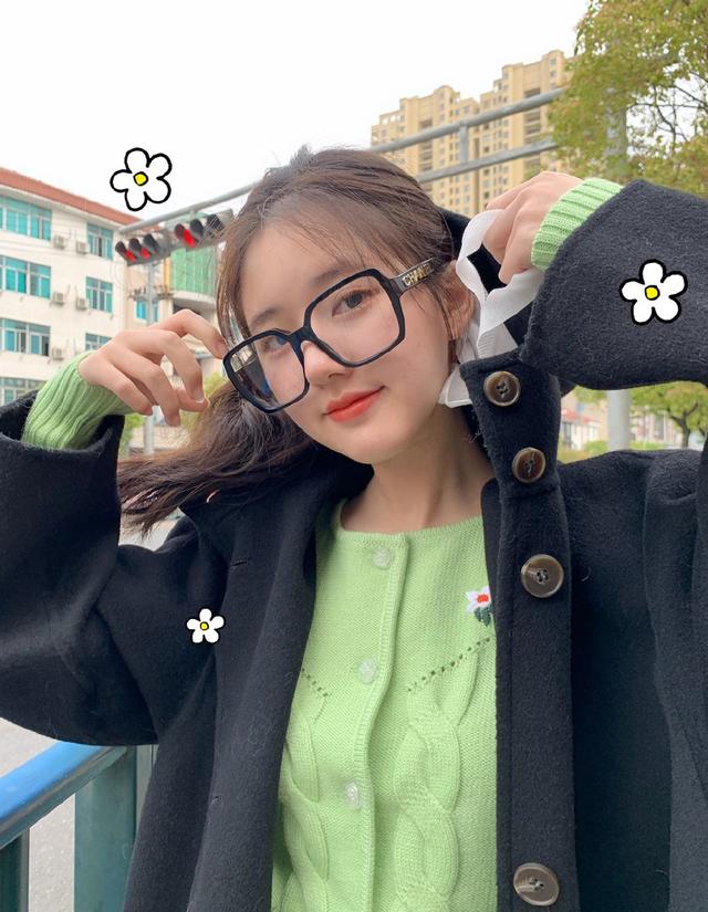 赵露思是什么小可爱,穿绿色针织衫戴黑框眼镜,甜美似校园初恋
