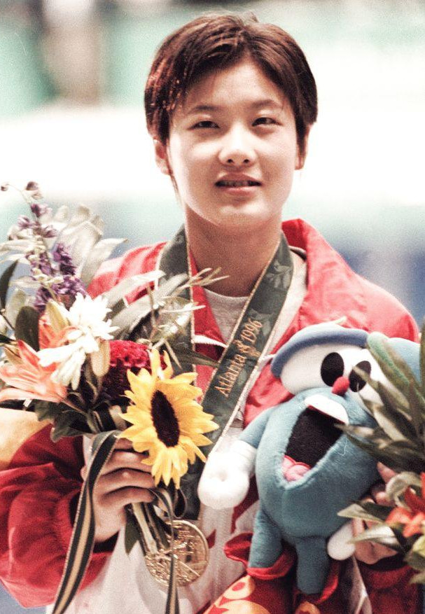 跳水女皇伏明霞嫁入豪门生下三胎略显富态69岁丈夫用四字评价