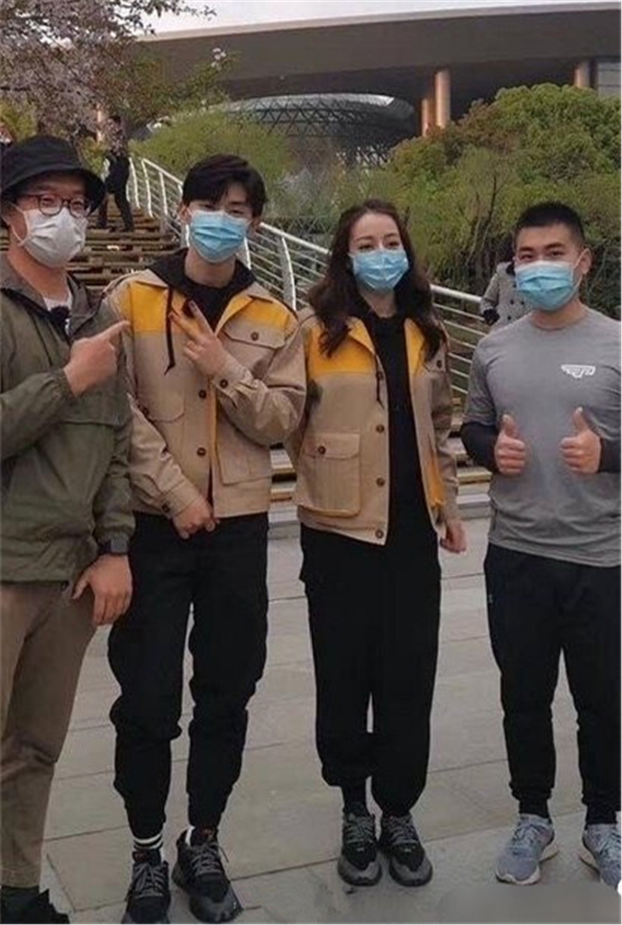 《极限挑战》录制现场路透:邓伦迪丽热巴疑炒cp,张艺兴没人搭理