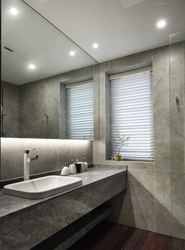 他坚持简约装修，200㎡大平层，安排得干脆利落，随手一拍出大片