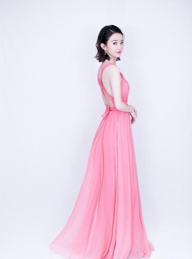 赵丽颖太优雅,穿粉色长裙端庄大气,不愧是"仙女"气质