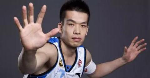 三冠教头不出山,雅尼斯回归成难题,名宿上位