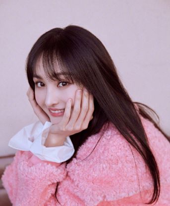 郑爽晒美照,妆容素雅长发披肩尽显清纯可爱,少女感十足