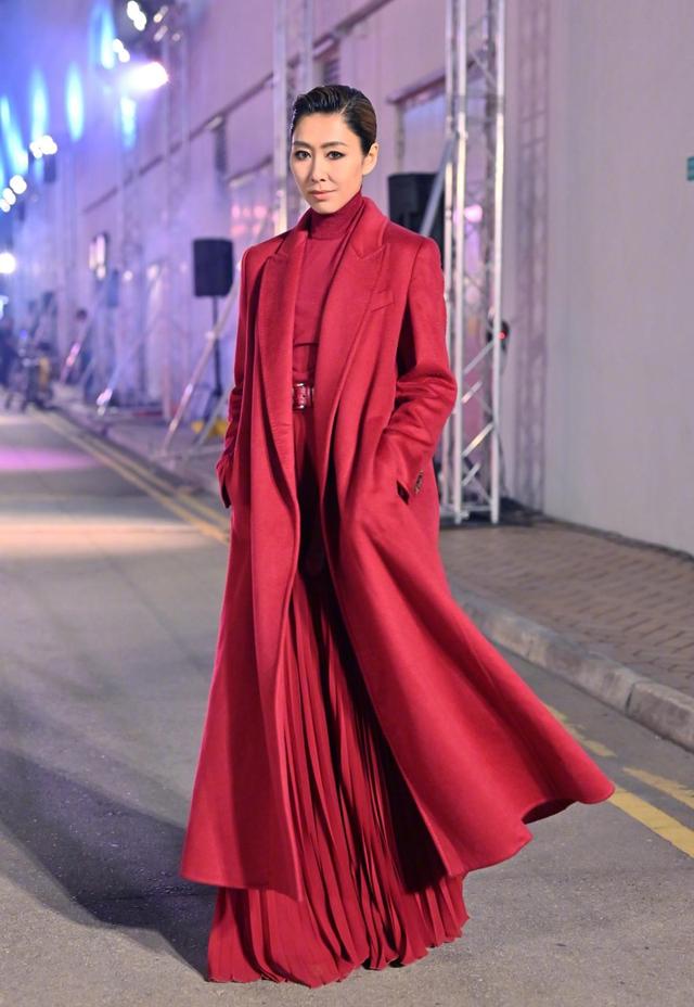 港星胡定欣不走寻常路,砖红色长款西装配长裙,梳起大背头太酷帅