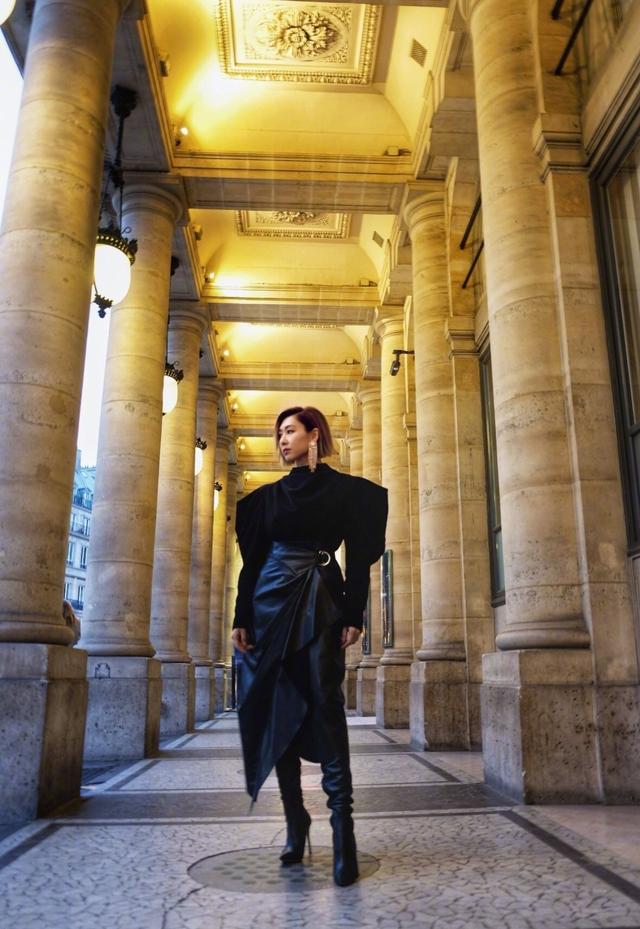 港星胡定欣不走寻常路,砖红色长款西装配长裙,梳起大背头太酷帅