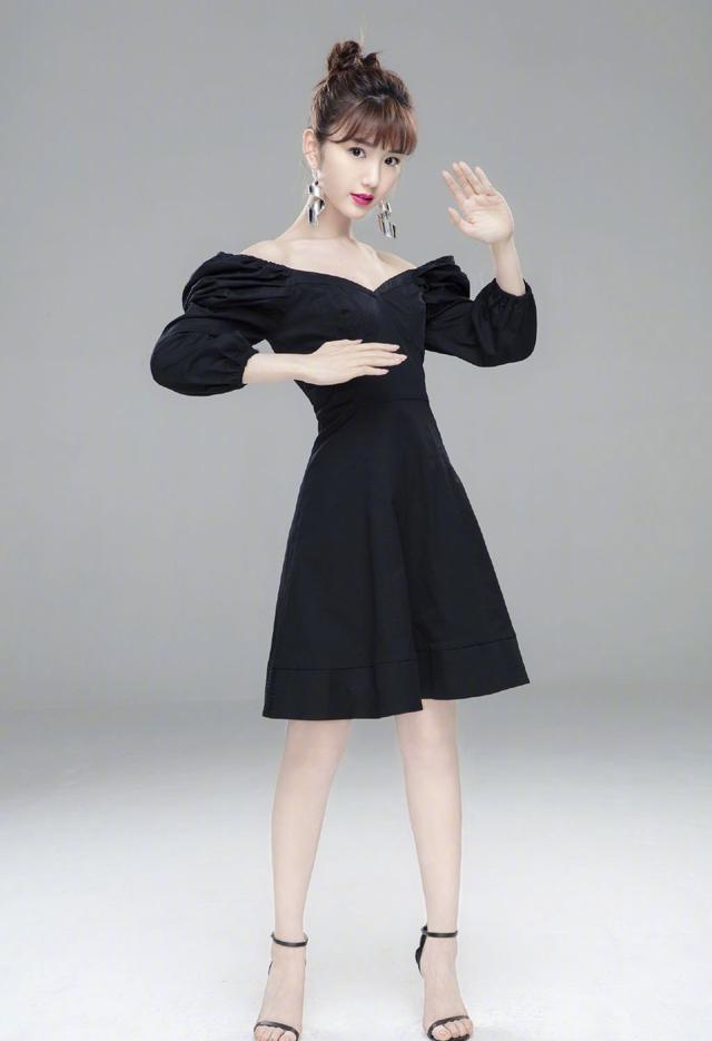 娃娃脸果然减龄,毛晓彤身穿条纹衬衫加黑西装,不敢相信已过30