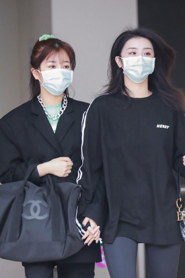 虞书欣穿甜美背带裤,手挽酷酷的赵小棠,性格迥异却美得难分胜负