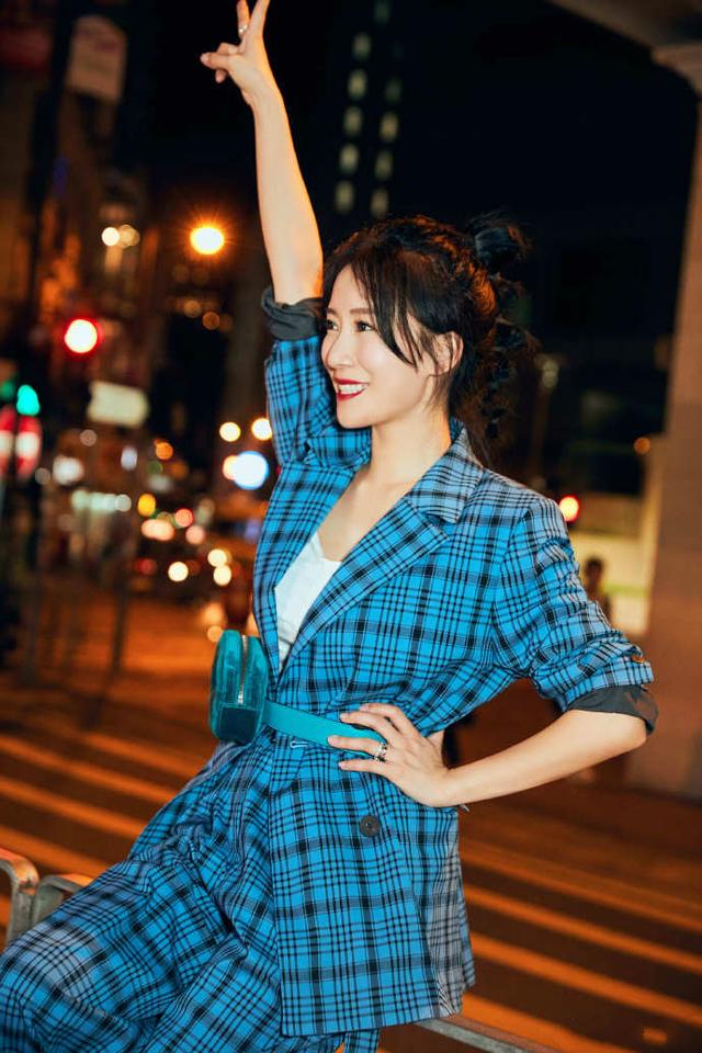 李念穿西装街拍,一扫二嫂子的现实,扎葫芦辫仿佛看到佛系的海藻