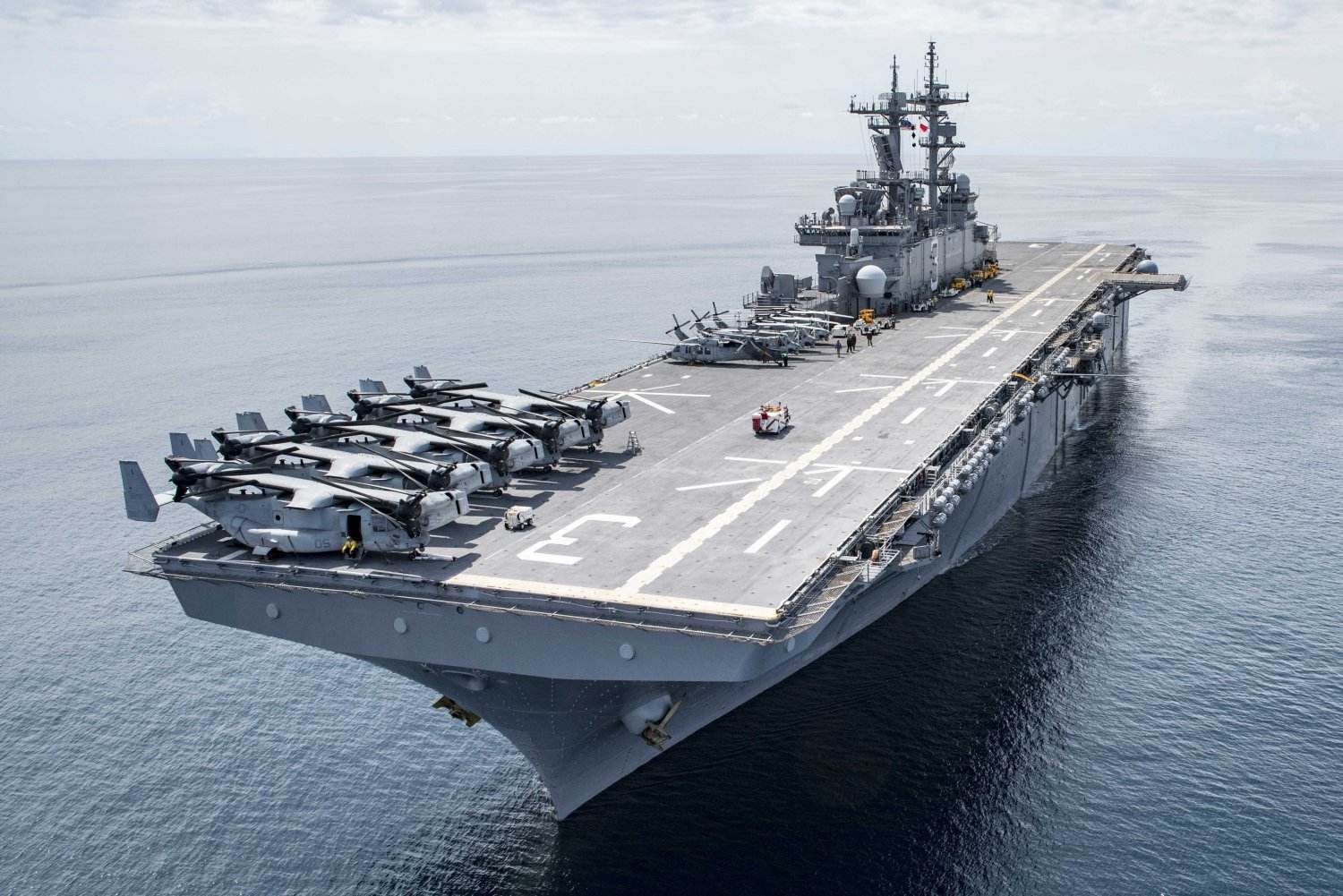 美国级两栖攻击舰摇身一变俨然成为美海军第二航母编队