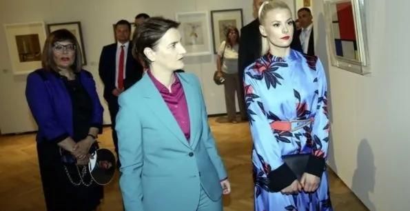 塞尔维亚总统18岁女儿继承爸爸颜值!穿花裙太美了