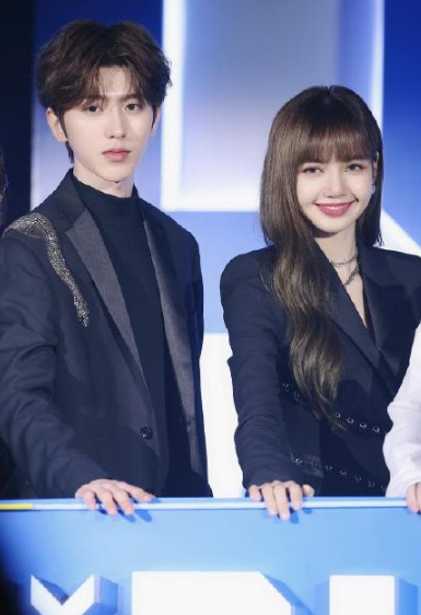 lisa和蔡徐坤作为一对外形亮眼,年龄相仿的"俊男靓女",两人之间互动