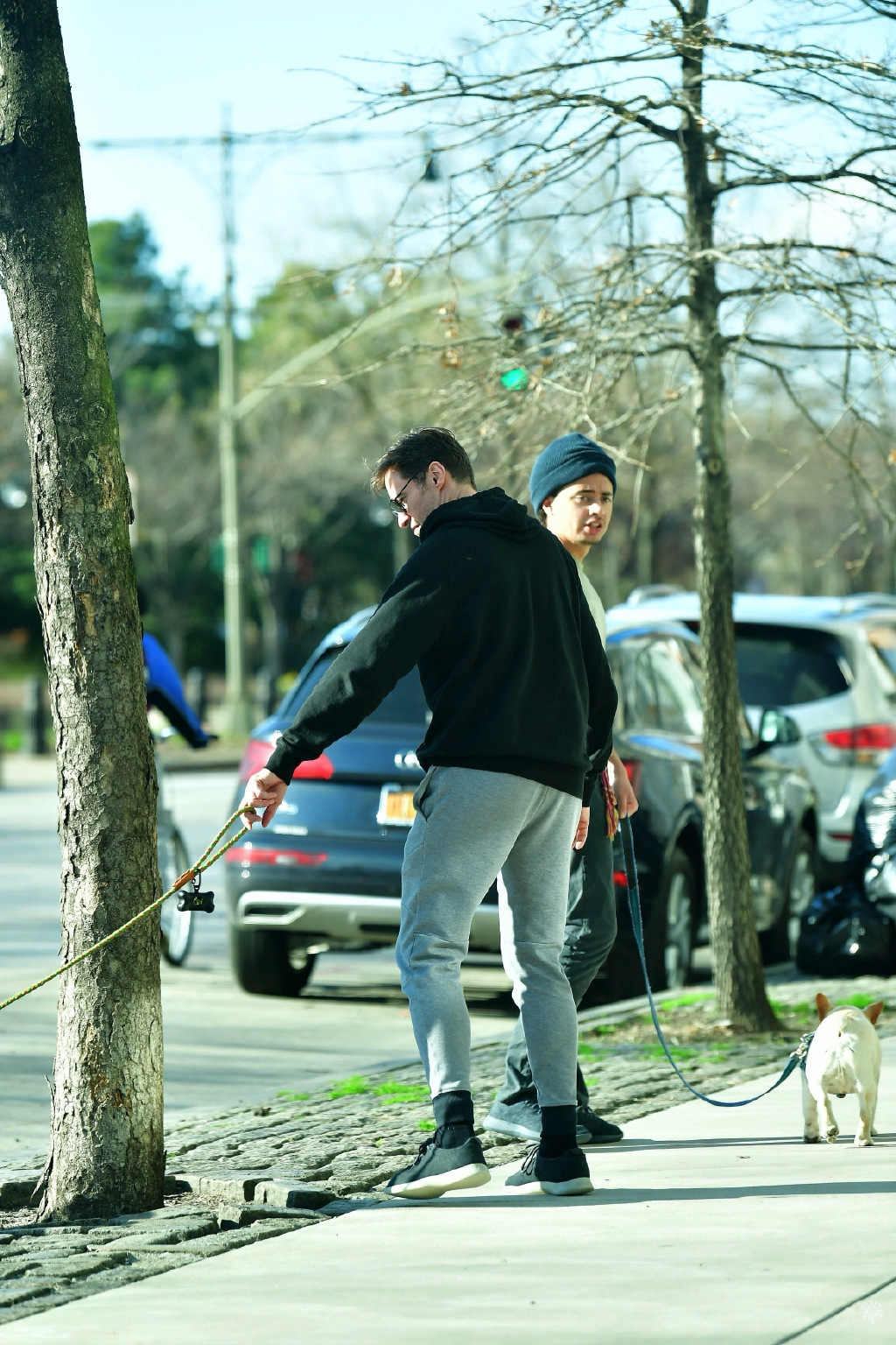 52岁"狼叔"休·杰克曼和养子出门遛狗!阳光打在脸上,帅到掉渣