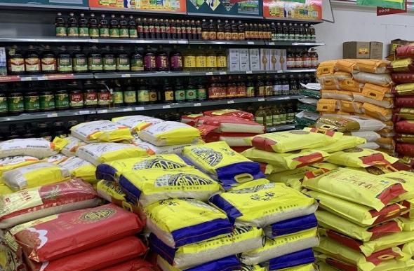不只是玉米,大豆这些基础类的粮食出现了涨价现象,在多地超市米面粮油