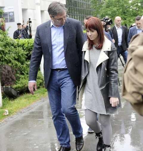 塞尔维亚总统18岁女儿继承爸爸颜值!穿花裙太美了