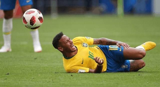 那些说内马尔故意"假摔"的人,都是在嫉妒他的才华