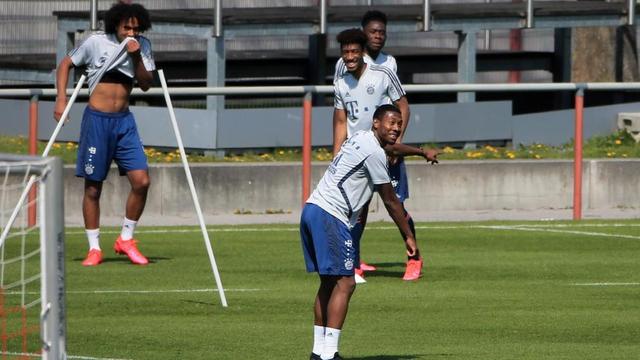 图片报:拜仁球员训练中充满欢声笑语,科曼笑得合不拢嘴